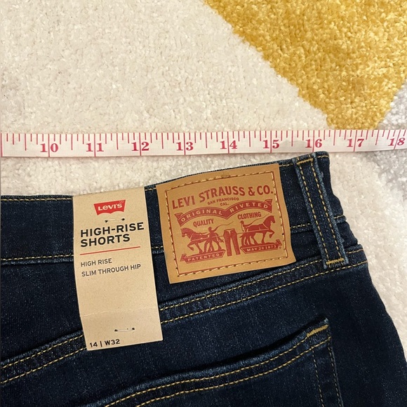 Levi's High Rise Dark Wash Denim Jean Shorts Cut Off Size 14 32 NEW NWT Raw Hem - Picture 4 of 6